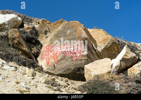 Om Mani Padme Hum Mantra bouddhiste écrit sur une pierre. La région de Mustang (Népal). Banque D'Images