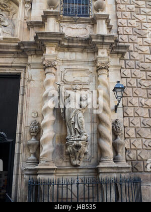 Statue de saint François Borgia jésuite encadrée par deux colonnes de Salomon à l'entrée de l'église de Bethléem à Barcelone. Banque D'Images