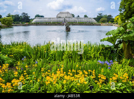 La Grande-Bretagne, l'Angleterre, Kew Gardens dans le London Borough of Richmond upon Thames, lac et Palm House Banque D'Images