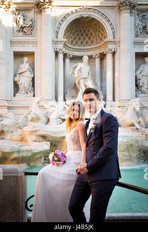 Mariée et le marié mariage pose en face de la fontaine de Trevi (Fontana di Trevi), Rome, Italie Banque D'Images