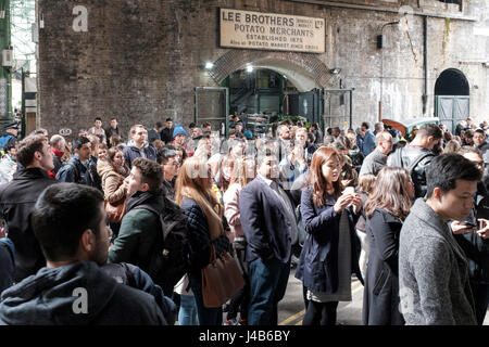 Samedi matin sur Borough Market,personnes en file d'attente en ligne pour stands de nourriture Banque D'Images