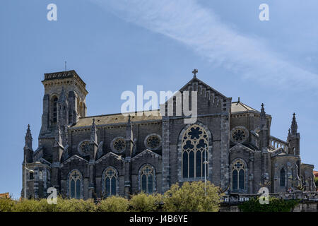 Place de l'église Sainte Eugénie, Biarritz. Aquitaine, Pays basque, France, Europe. Banque D'Images