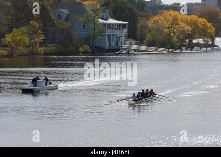 Une formation de huit de la Charles River, à Cambridge, MA, USA Banque D'Images
