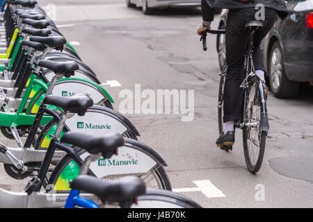 Montréal, CA - 11 mai 2017 : la station de location de vélo Bixi sur la rue Ste-Catherine Banque D'Images