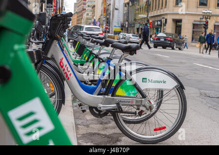 Montréal, CA - 11 mai 2017 : la station de location de vélo Bixi sur la rue Ste-Catherine Banque D'Images