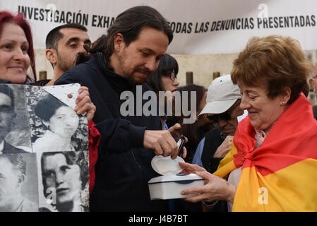 Parti de Gauche Podemos chef Pablo Iglesias, centre, photographié au cours d'une manifestation à Madrid contre l'impunité pour les crimes commis en Espagne entre 1936 et 1975. (Photo par : Jorge Sanz/Pacific Press) Banque D'Images