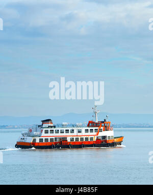 Ferry de Lisbonne à Almada sur le Tage. Portugal Banque D'Images