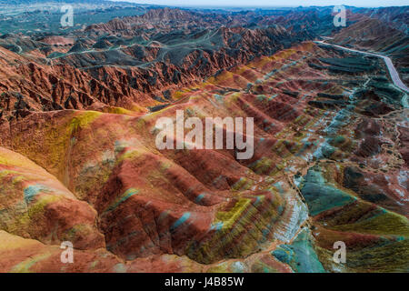 Vue aérienne sur l'arc-en-ciel coloré de montagnes de relief danxia Zhangye parc géologique, dans la province de Gansu, Chine, mai 2017 Banque D'Images