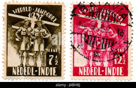 Timbres émis en 1937 par les Indes orientales néerlandaises, commémorant le 5ème Jamboree Scout mondial organisé dans la région, présentant des images scoutes et des détails de l'événement. Banque D'Images