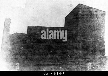 Cette photographie de 1893 montre le château de Requesens, un site historique situé en Espagne. L'image capture ses caractéristiques architecturales et son importance historique. Banque D'Images