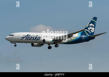 Alaska Airlines avion Boeing 737 avion atterrissage d'approche finale en suspension dans l'Aéroport International de Vancouver Banque D'Images