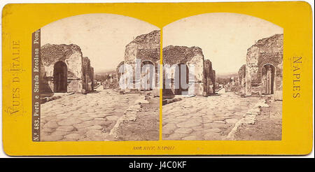 'Rive, Roberto No. 483' représente Porta e Strada Ercolana, une ancienne rue de Pompéi, une ville romaine détruite par le Vésuve en 79. L'image capture l'entrée et la disposition des rues bien préservées, offrant un aperçu de l'infrastructure de Pompéi. Banque D'Images