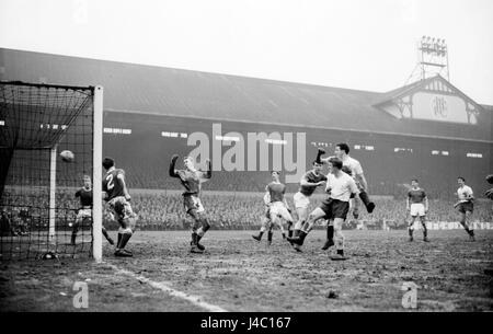 Photo de fichier en date du 28-09-1961 de Crewe Alexandra gardien Williamson (centre) lève son bras et baille dans l'angoisse pendant qu'il observe Tottenham Hotspurs' troisième but inscrit par moitié gauche Mackay entrez le fond du filet lors de la quatrième série FA Cup tie match à White Hart Lane, au nord de Londres. Banque D'Images