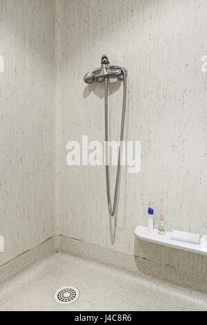 Baignoire d'un hôpital, détail d'une toilette pour les malades et les handicapés Banque D'Images