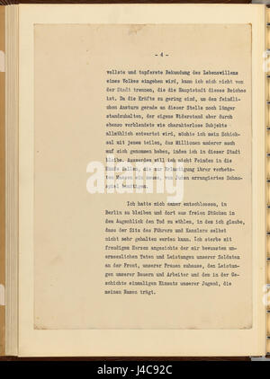 Le *Testament politique d’Adolf Hitler*, écrit en 1945, décrit ses dernières pensées politiques avant sa mort. Dans ce document, Hitler exprime son point de vue sur l'effondrement de l'Allemagne et les événements de la seconde Guerre mondiale. C'est un document historique clé pour comprendre les dernières étapes de la direction nazie pendant la guerre. Banque D'Images