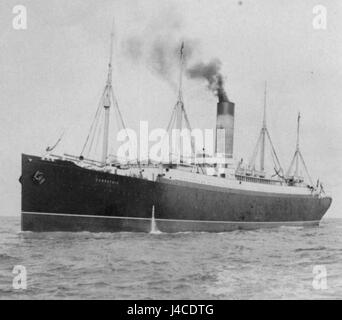 Le RMS Carpathia était un paquebot britannique célèbre pour son rôle dans le sauvetage des survivants de la catastrophe du Titanic. Ce titre fait probablement référence à une image ou à un récit historique du navire et de son service. Banque D'Images