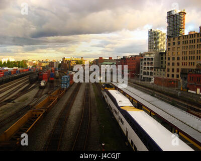 East Vancouver skyline avec commute sur trains railroad et ciel nuageux au lever du soleil Banque D'Images