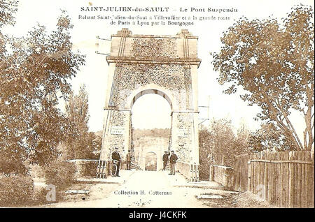 Le Pont suspendu de Saint Julien du Sault est un pont suspendu situé dans le département de l'Yonne en France. C'est un exemple important de la conception précoce d'un pont suspendu, construit pour améliorer le transport régional au XIXe siècle. Banque D'Images