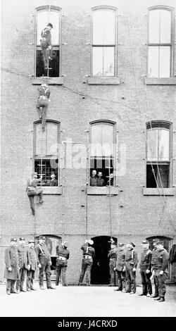 Cette illustration tirée de Popular Science Monthly (volume 47, p.630) représente des pompiers escaladant un bâtiment à l'aide d'échelles de pompier, une technique largement utilisée dans la lutte contre les incendies au XIXe siècle. Les échelles Pompier étaient cruciales pour accéder aux étages supérieurs en cas d'urgence. Banque D'Images