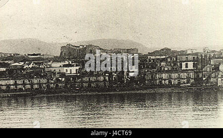 Cette image capture le panorama de Reggio, en Italie, après le tremblement de terre de 1908, vu de la mer. Le tremblement de terre dévastateur a causé d'importantes destructions et des pertes en vies humaines dans la région. Banque D'Images