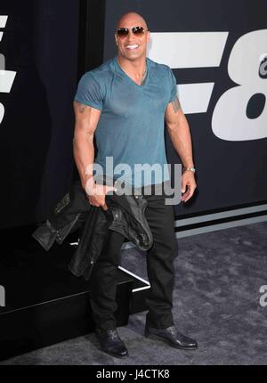 New York premiere de "Fast and Furious 8 : Le sort de la Furious' qui a eu lieu au Radio City Music Hall - Arrivées avec : Dwayne Johnson Où : New York, United States Quand : 08 Avr 2017 Credit : PNP/WENN.com Banque D'Images