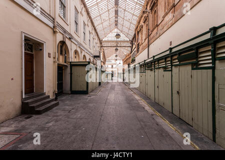 Une vue le long de la cale, sous le verre Arcade, marché de St Nicholas, Bristol. Banque D'Images