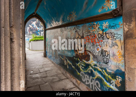 Les graffitis sur les murs de l'arche, à St John sur le mur, de Bristol. Banque D'Images