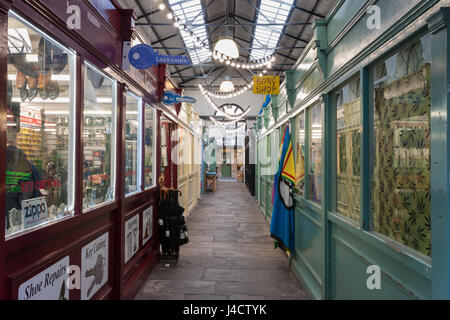 Vue le long d'un des couloirs de St Nicolas, marché de Bristol. Banque D'Images