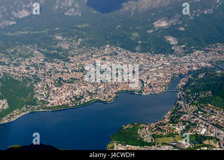 Vue aérienne, à partir d'un petit avion, du lac de Côme avec Lecco ville sur elle, tourné par un beau jour de printemps dans la Lombardie , Italie Banque D'Images