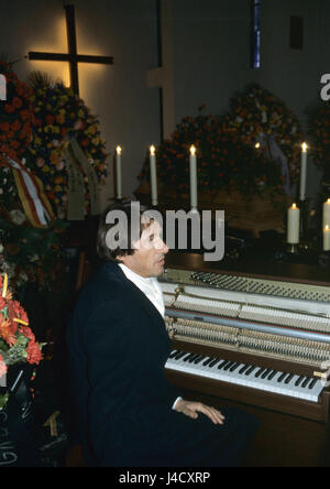 Chanteur et compositeur autrichien Udo Juergens donne un concert à son service funèbre du père le 4 avril 1984 dans Timenitz près de Roma (Autriche). Dans le monde d'utilisation | Banque D'Images