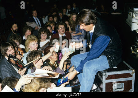 Chanteur et compositeur autrichien Udo Juergens (R) au cours d'une séance d'autographes lors d'un concert en février 1987. Dans le monde d'utilisation | Banque D'Images