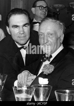 Ancien boxeur Max Schmeling (l) et l'acteur Hans Albers (r) à la Berlinale le 30 juin en 1956. Dans le monde d'utilisation | Banque D'Images