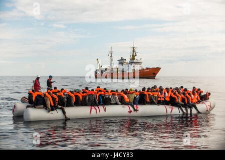 Environ 130 réfugiés obtenir sauvé le 11 Déc 2016 dans les eaux internationales au large de la côte libyenne dans la mer Méditerranée par l'ONG SOS Mediterranee et transférés à la Sicile sur le MV Verseau, où ils trouvent une prise en charge par SOS Méditerranée et dans le monde entier l'utilisation | Doct Banque D'Images