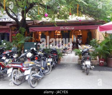 La populaire et hip french Restaurant & Bar dans un vieux bâtiment colonial à 74/7C Rue Hai Ba Trung District 1 à Ho Chi Minh Ville - Bistro & bar à vins situé dans l'ancienne Manufacture d'opium de Saigon, servant de la nourriture continentale avec une longue liste de vins. Dans le monde d'utilisation | Banque D'Images