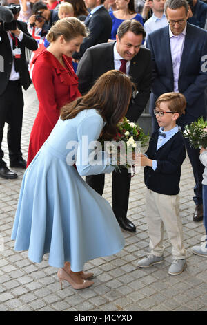 La duchesse de Cambridge est donné quelques fleurs comme elle arrive avec la Princesse Stephanie au MUDAM (Musze d'Art Moderne) au cours d'une journée de visites au Luxembourg où elle assiste à des commémorations marquant le 150e anniversaire 1867 Traité de Londres, qui a confirmé l'indépendance du pays et la neutralité. Banque D'Images