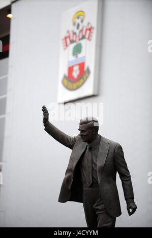 TED BATES STATUE EN DEHORS DE ST MA ARSENAL V SOUTHAMPTON ST MARY'S STADIUM SOUTHAMPTON ANGLETERRE 01 Janvier 2015 Banque D'Images