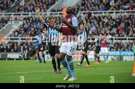 CHRISTIAN BENTEKE, MAIS JE V NEWCASTLE UNITED FC ASTON VI ST JAMES PARK NEWCASTLE ANGLETERRE 28 Février 2015 Banque D'Images