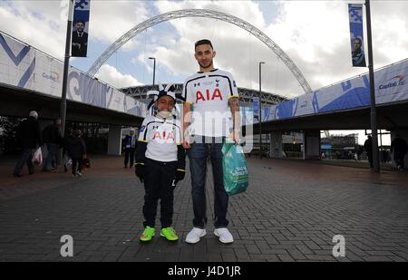 HOTSUR TOTTENHAM FANS DEVANT CAPITAL ONE CUP 01/03/20 finale au stade de Wembley Londres Angleterre 01 Mars 2015 Banque D'Images