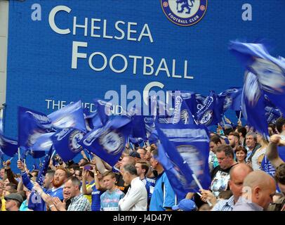 Les vagues DES FANS DE CHELSEA CHELSEA CHAMPIONS F V SUNDERLAND stade de Stamford Bridge Londres Angleterre 24 Mai 2015 Banque D'Images