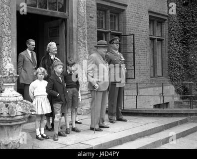 Sir Winston Churchill et Lady watch de l'entrée de leur maison à Chartwell House, Kent, comme le Cinque Ports Bataillon du Royal Sussex Regiment défilé. Sir Winston est colonel honoraire de l'unité de l'armée territoriale. Banque D'Images