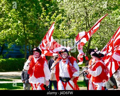 À sa tête, aux Championnats du Monde de Hockey sur glace costumes rouge et blanc avec de grands drapeaux Suisse vu au Jardin des Plantes, le 9 mai 2017, Paris, France Banque D'Images