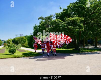 À sa tête, aux Championnats du Monde de Hockey sur glace costumes rouge et blanc avec de grands drapeaux Suisse vu au Jardin des Plantes, le 9 mai 2017, Paris, France Banque D'Images