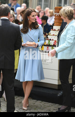 La duchesse de Cambridge touring un festival sur le thème du vélo en place de Clairefontaine pendant une journée de visites au Luxembourg où elle assiste à des commémorations marquant le 150e anniversaire 1867 Traité de Londres, qui a confirmé l'indépendance du pays et la neutralité. Banque D'Images