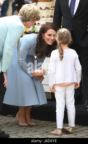 La duchesse de Cambridge touring un festival sur le thème du vélo en place de Clairefontaine pendant une journée de visites au Luxembourg où elle assiste à des commémorations marquant le 150e anniversaire 1867 Traité de Londres, qui a confirmé l'indépendance du pays et la neutralité. Banque D'Images