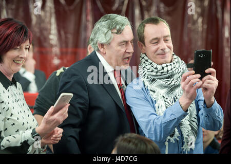 L'ancien Premier ministre travailliste Gordon Brown pose pour vos autoportraits après avoir donné un discours sur les entreprises et l'industrie automobile à l'Université de Coventry. Banque D'Images