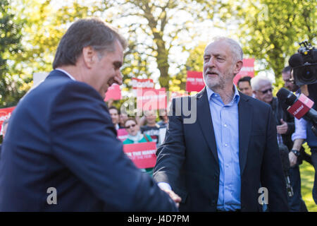 Jeremy Corbyn, chef du parti travailliste, oins Métro nouvellement élu maire de la région de la ville de Liverpool Liverpool Steve Rotheram n Banque D'Images