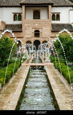 Fontaines et jardins El Generalife (d'été), l'Alhambra, Grenade, Espagne Banque D'Images