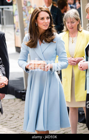 La duchesse de Cambridge touring un festival sur le thème du vélo en place de Clairefontaine Luxembourg, durant une journée de visites au Luxembourg où elle assiste à des commémorations marquant le 150e anniversaire 1867 Traité de Londres, qui a confirmé l'indépendance du pays et la neutralité. Banque D'Images