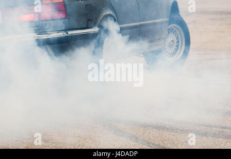 Voiture de côté avec détails sur la roue tournante, fumer et faire burnouts tire Banque D'Images