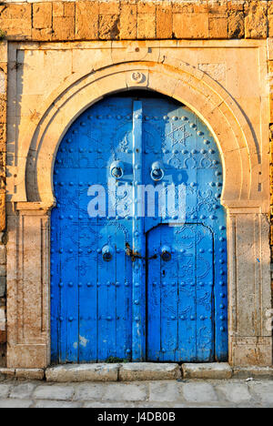 Porte voûtée avec porte cloutée bleu, Afrique, Afrique du Nord, Tunisie, Sidi Bou Said Banque D'Images